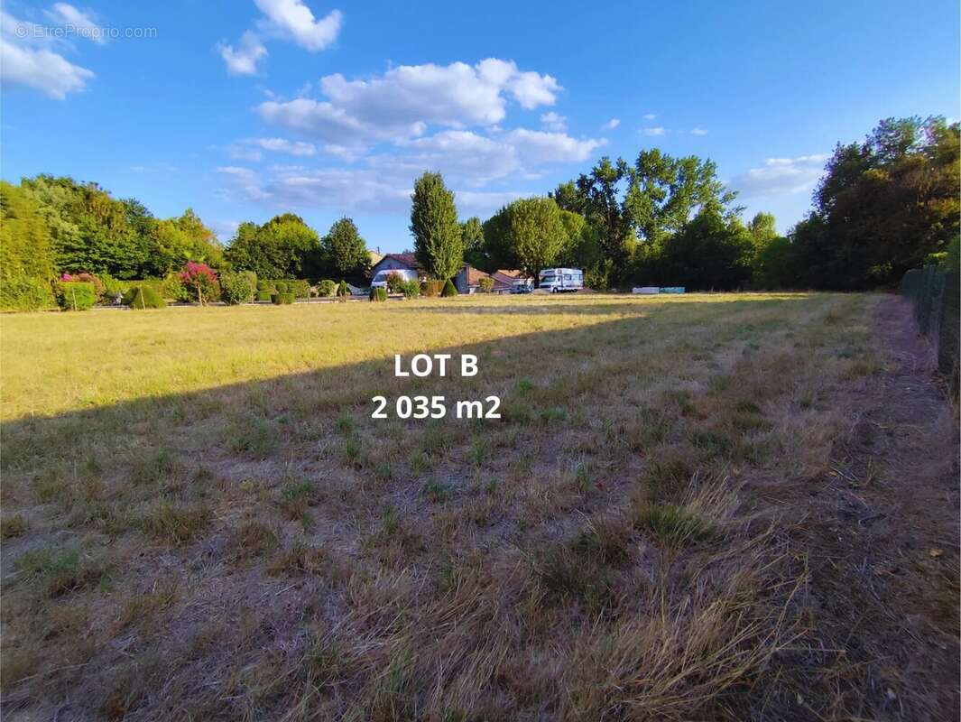 Terrain à SAINT-GEORGES-ANTIGNAC