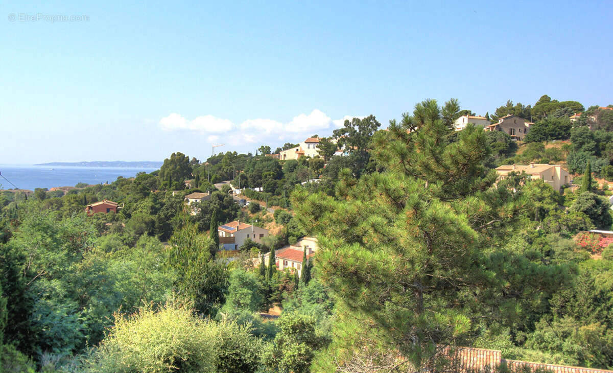 À vendre villa de 150 m² 5 pièces avec une jolie vue mer sur le golfe de saint-tropez et les collines, avec piscine et parking,  - photo 3