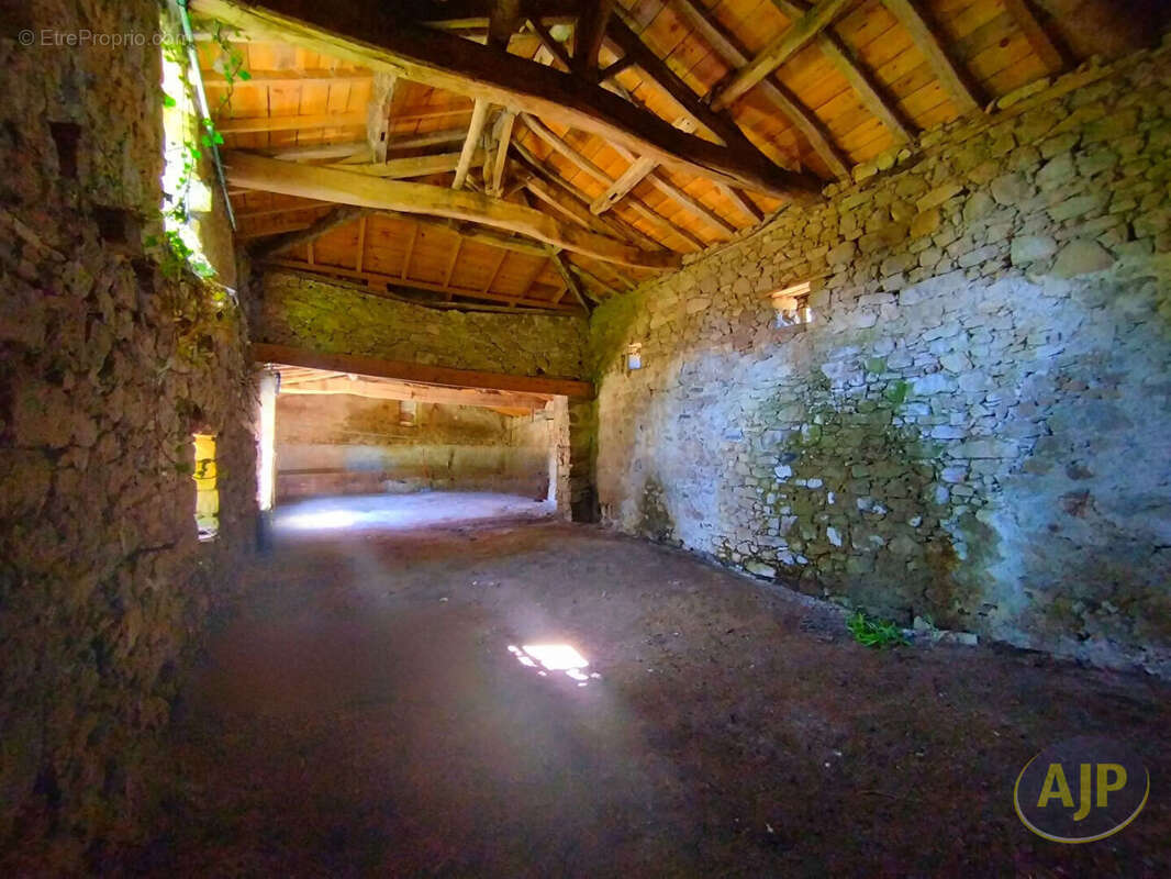 BEAUFOU - Grange à rénover - photo 15