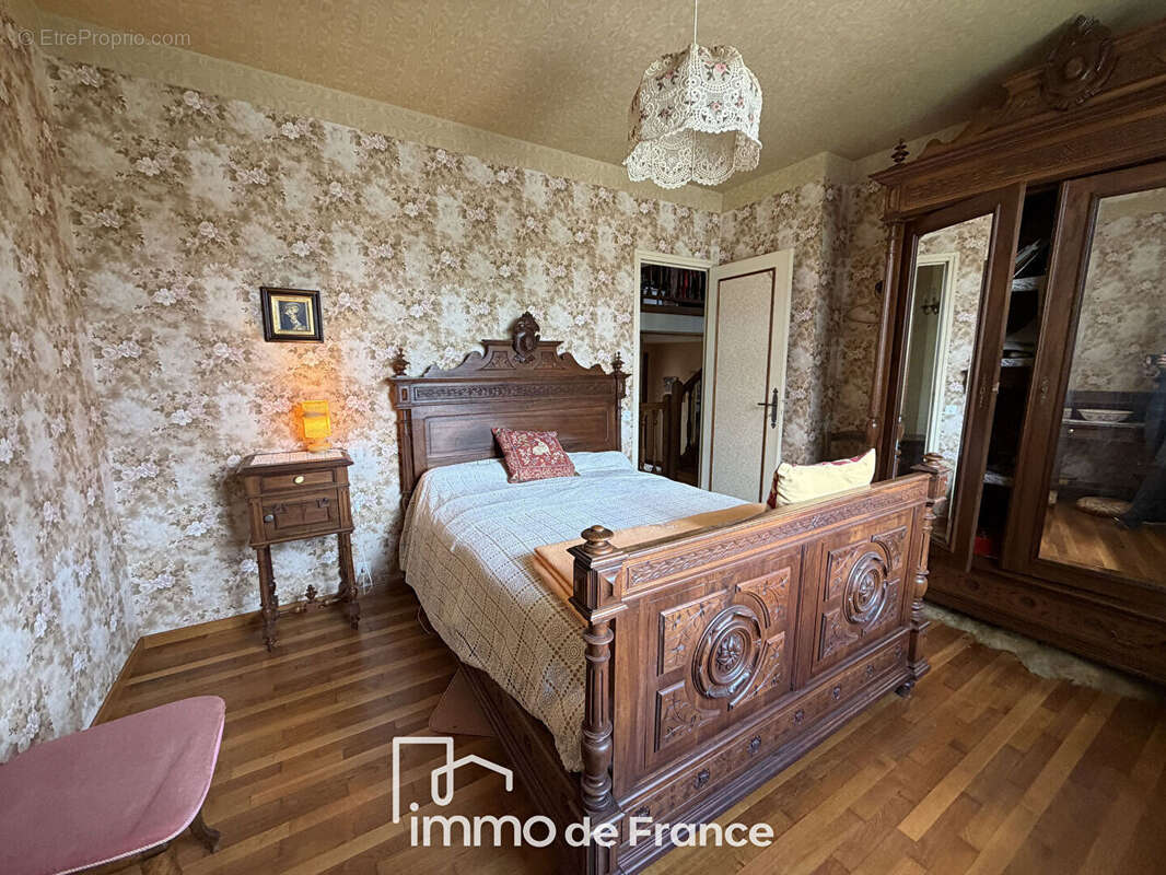 Maison à LIVINHAC-LE-HAUT