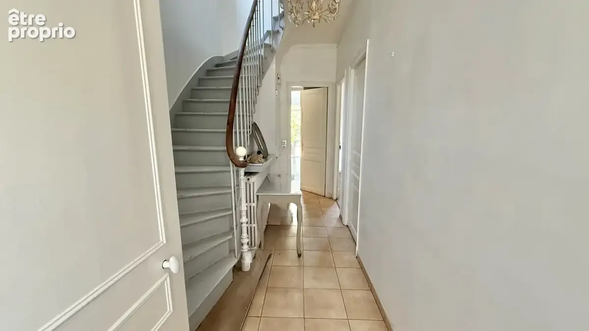 Belle meulière de caractère avec 4 chambres et un jardin. - photo 8
