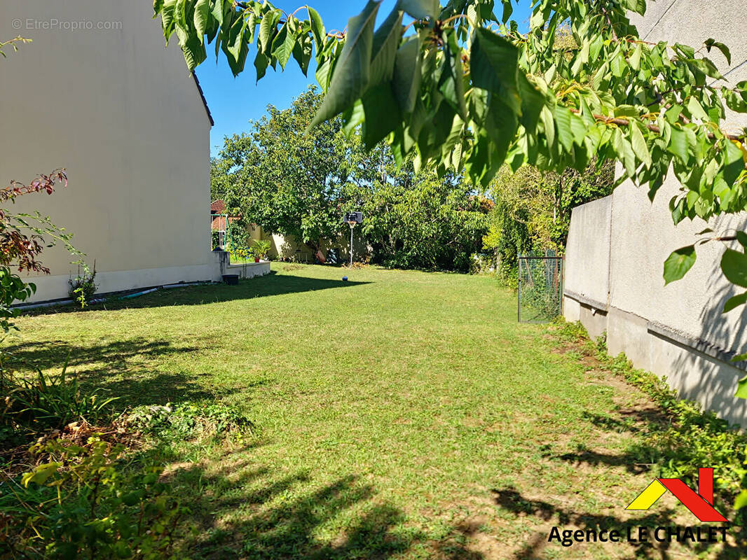 Terrain à VILLENEUVE-LE-ROI