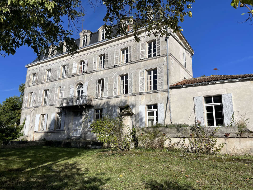 Maison à GENSAC-LA-PALLUE