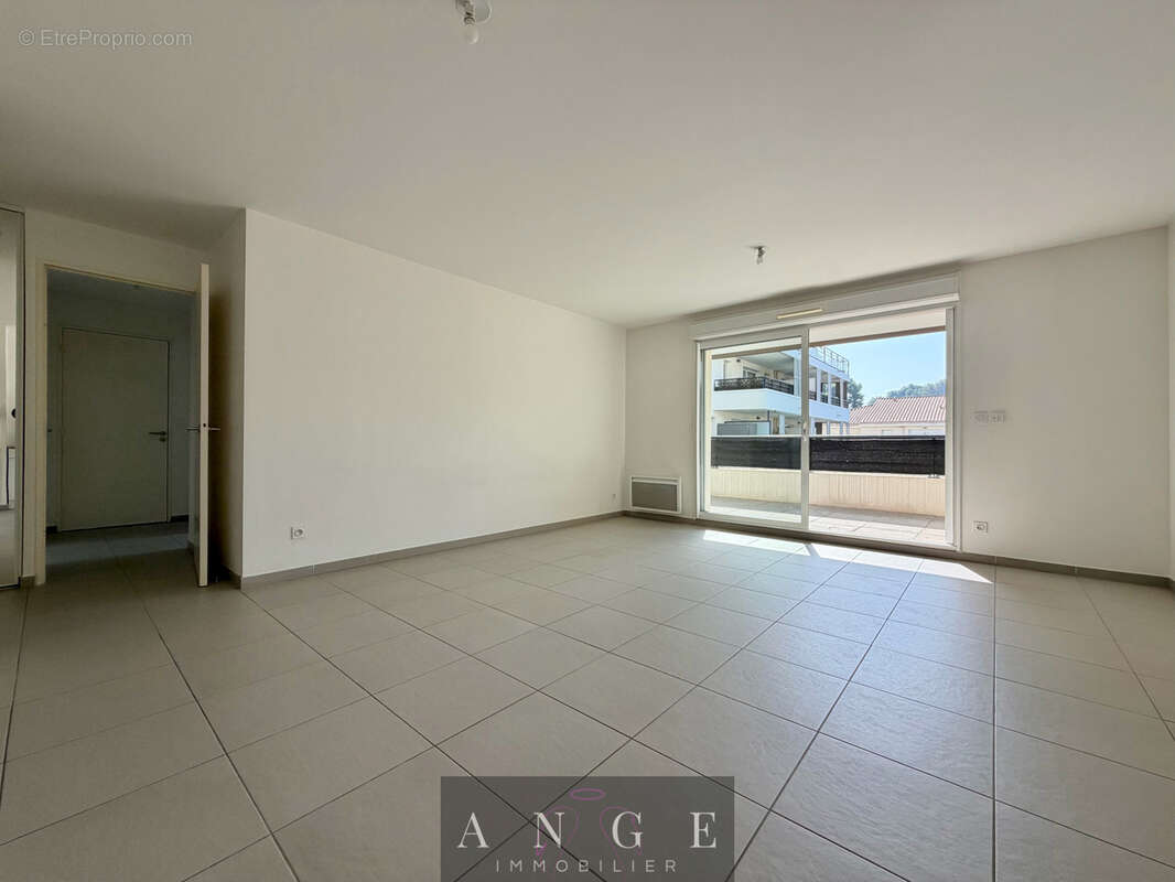Appartement t3 - 65m2 - terrasse - double box - résidence standing - piscine - marseille 11 les camoins - photo 4