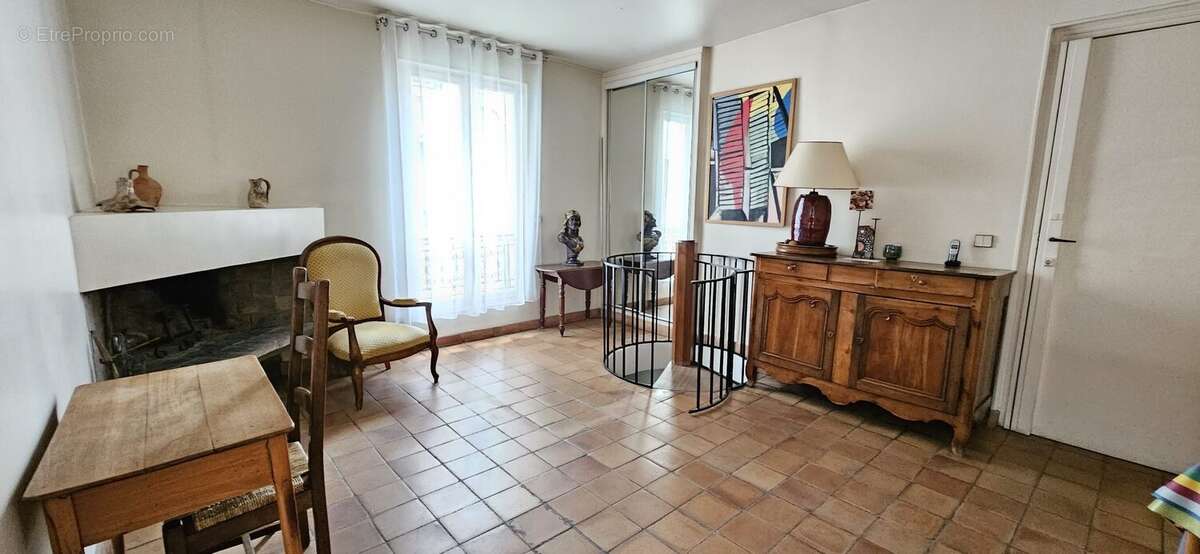 Salle à manger - Appartement à PARIS-18E