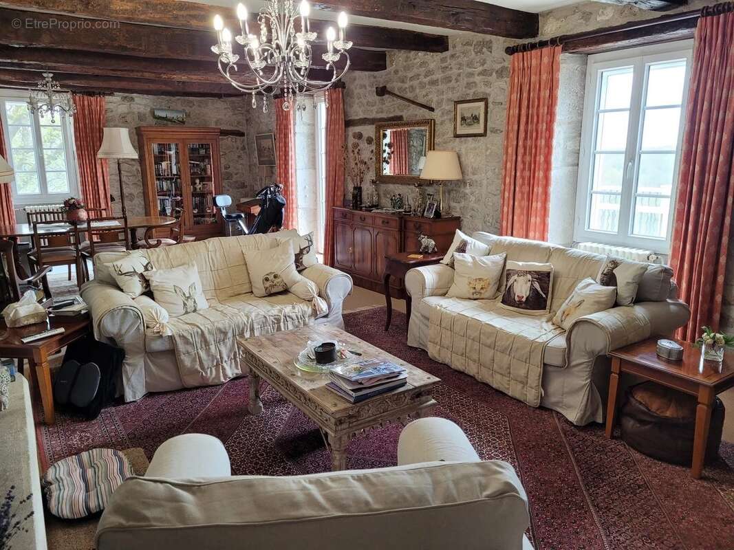 Maison à MONTAIGU-DE-QUERCY