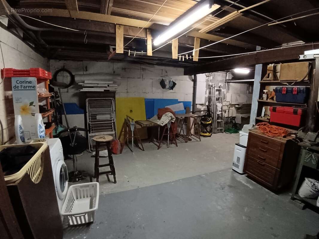 Un sous sol bien isolé qui peut servir de buanderie, atelier, ou lieu de stockage. - Maison à LANDSER
