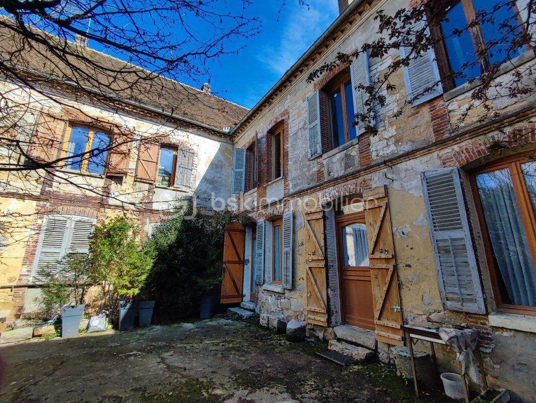 Maison à VILLENEUVE-L'ARCHEVEQUE