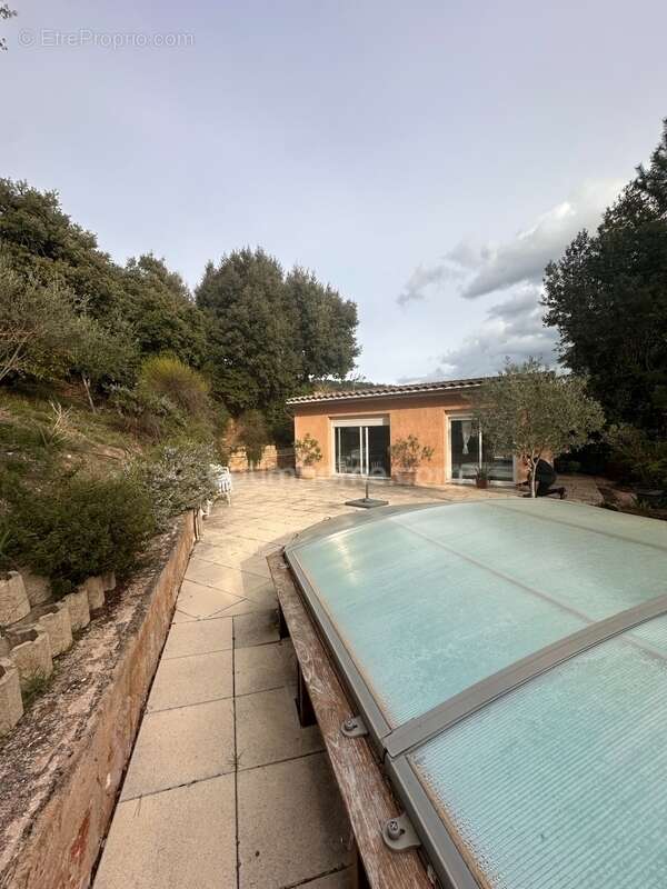 Villecroze – Propriété de charme avec studio indépendant, piscine et fort potentiel - photo 2