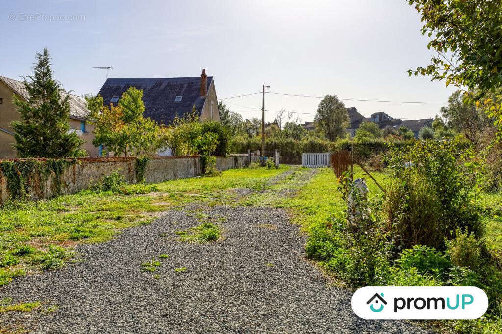 Terrain à LA CHAPELLE-SAINT-LAURIAN