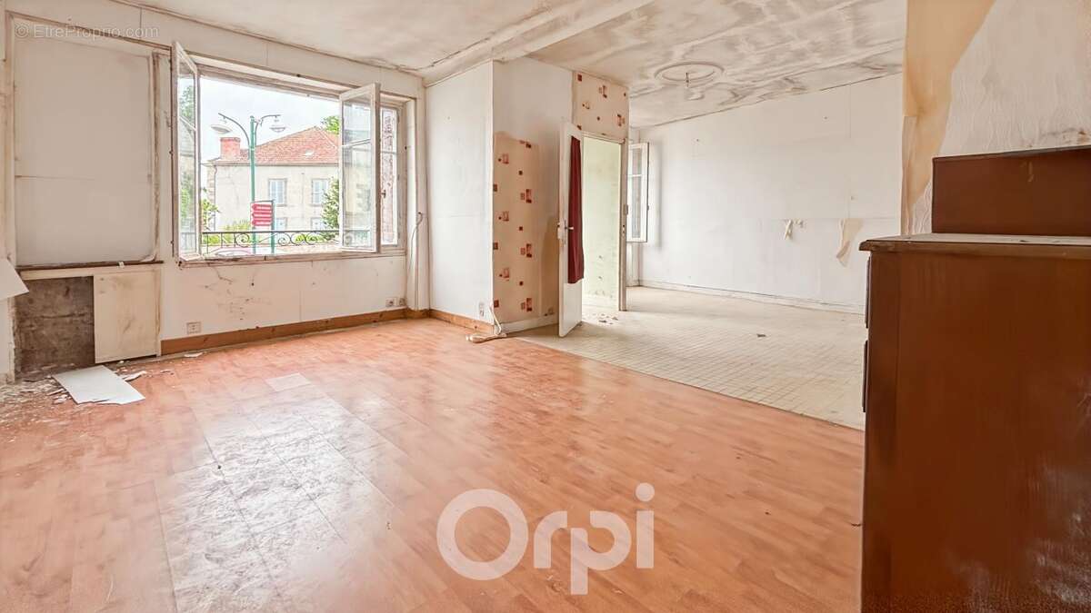 Maison à LA JONCHERE-SAINT-MAURICE