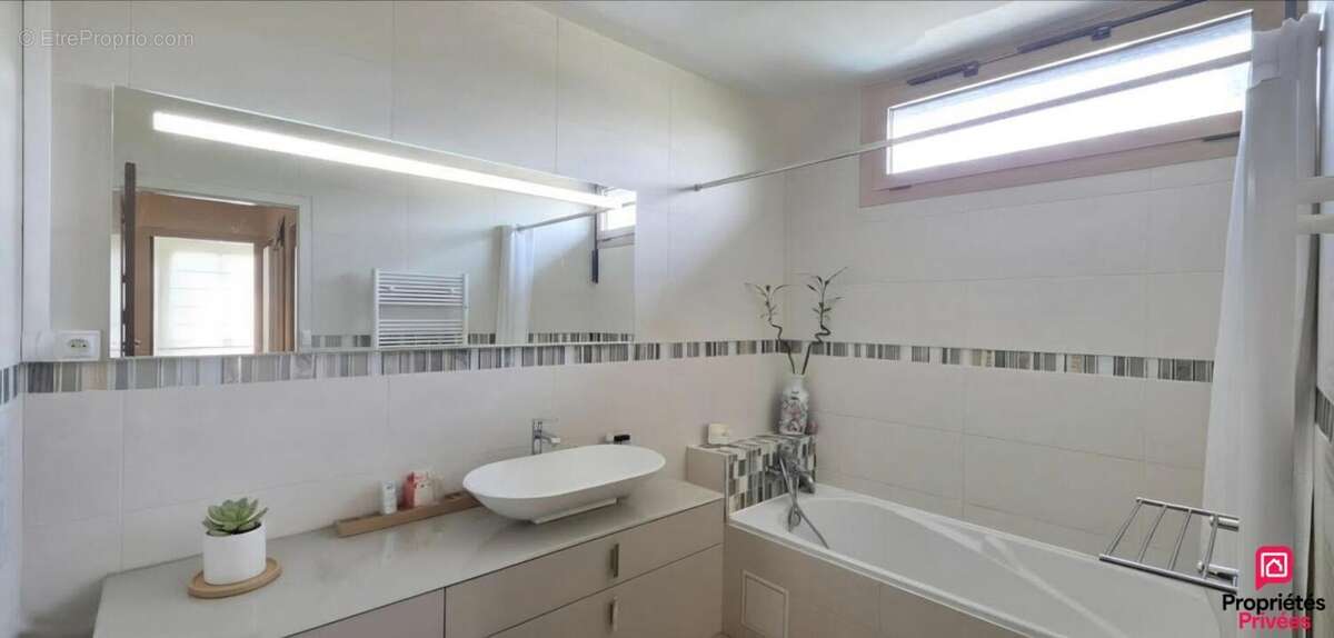LE BOUSCAT - Maison familiale 4 chambres avec jardin, piscine chauffée et garage - photo 11