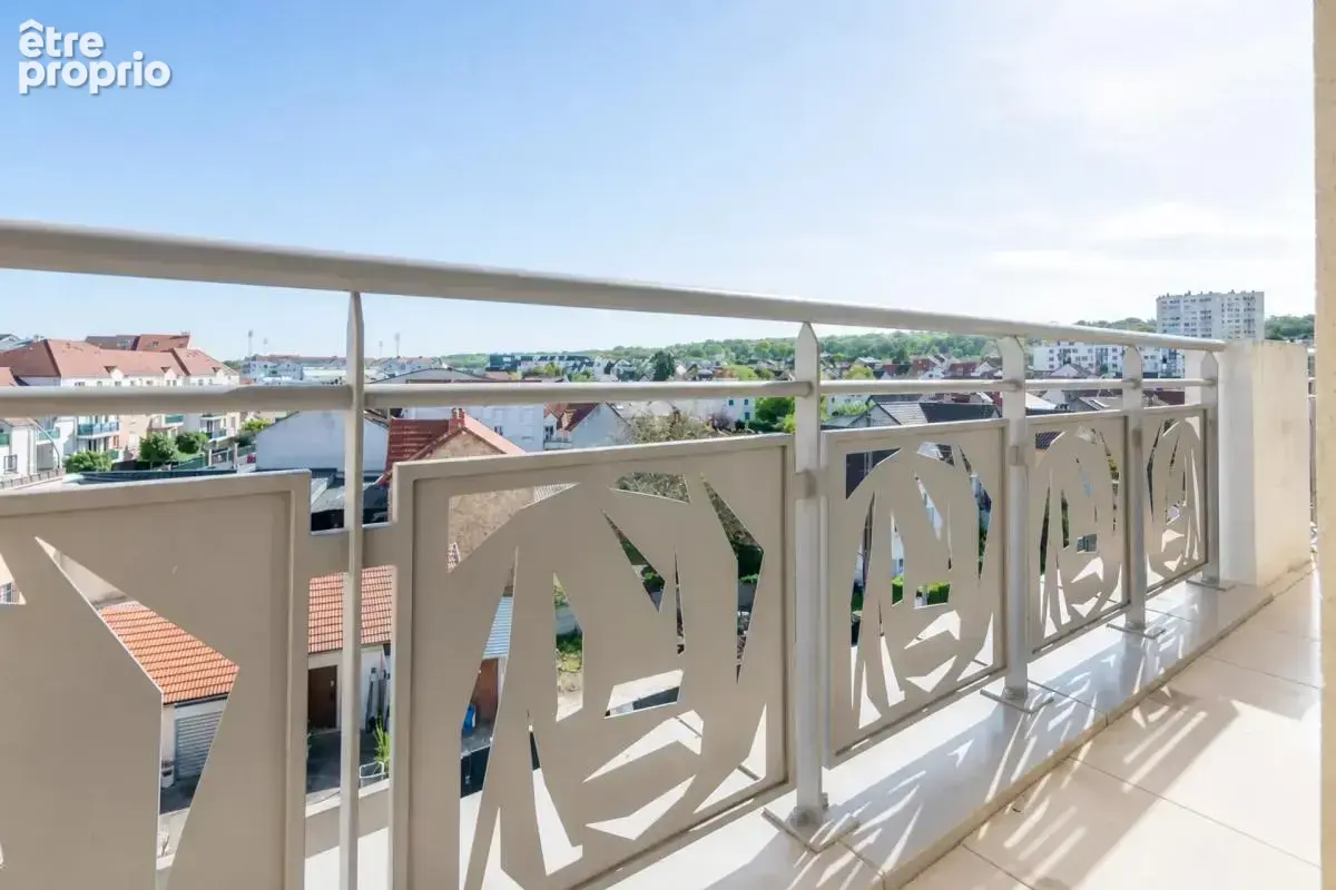 POISSY – Deux pièces au dernier étage avec grande terrasse - photo 9