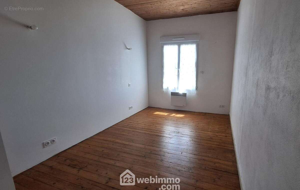A l'étage, un palier desservant 2 grandes chambres