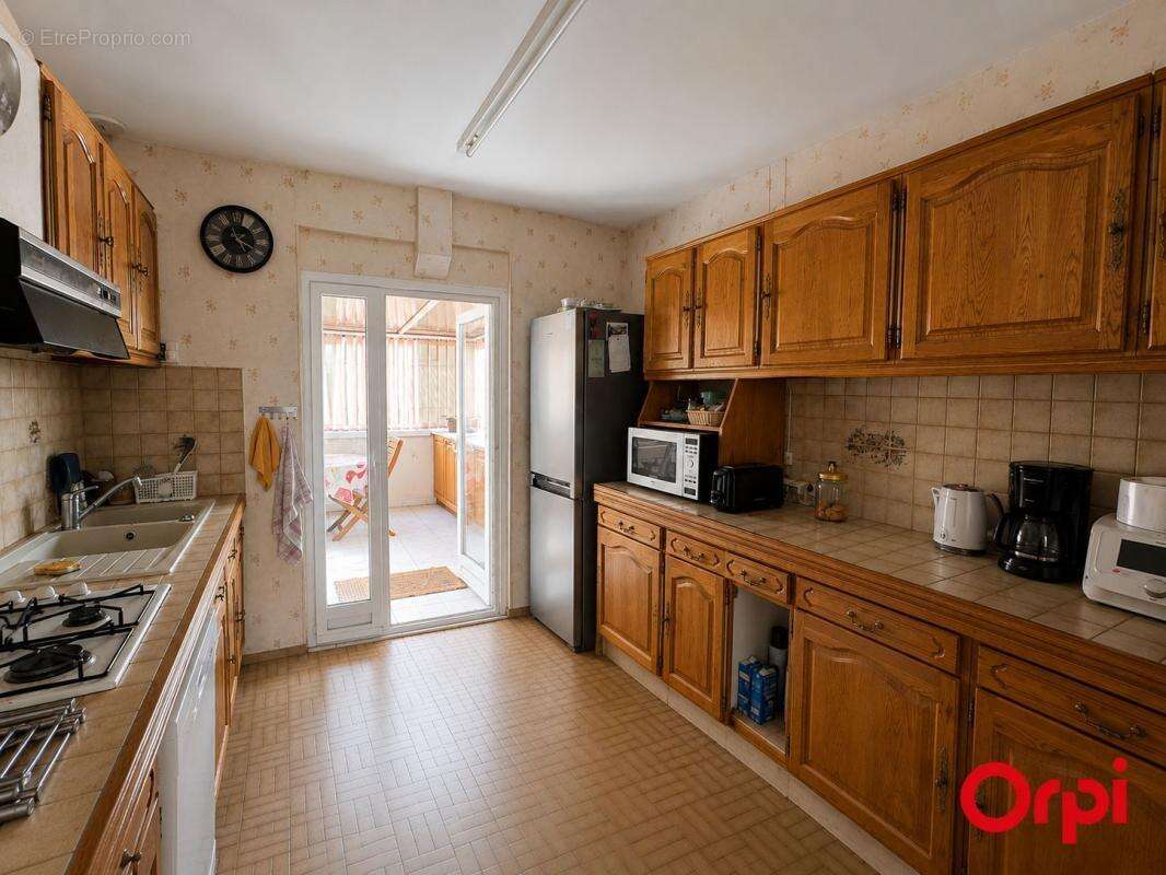 Maison familiale avec 4 chambres, véranda, grand jardin et 3 garages - photo 4
