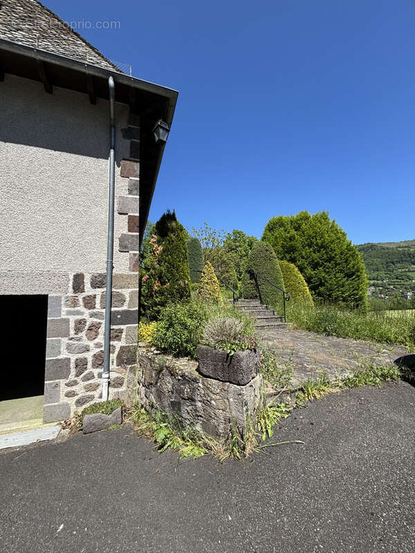 Maison à VIC-SUR-CERE