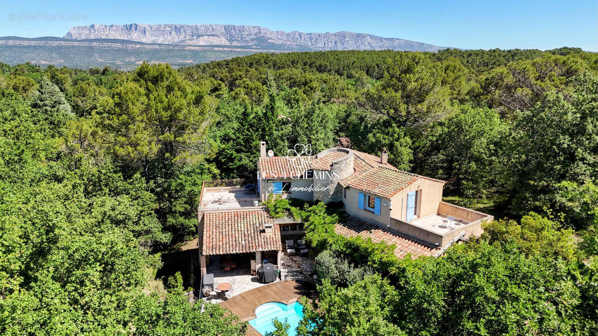 A vendre, belle villa  provençale 7 pièces 270 m2 sur 5000 m2 boisé - photo 2