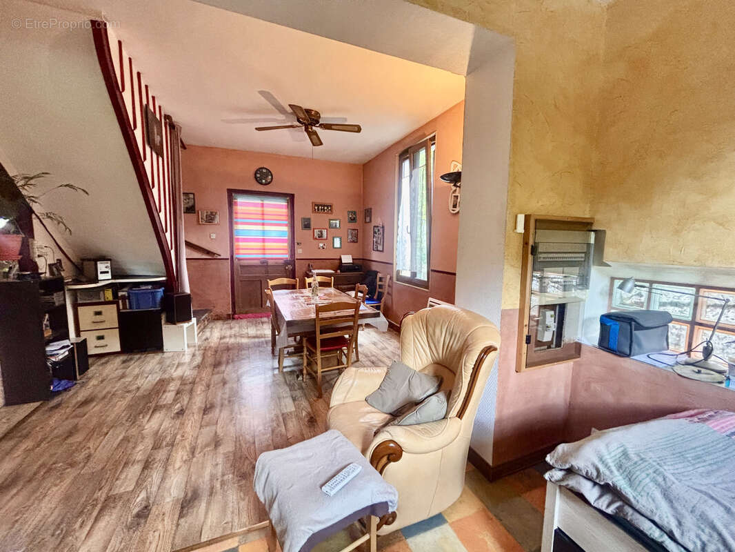 Cognin   Maison à rénover sur 1 049 m2 de terrain avec combles aménageables ! - photo 11