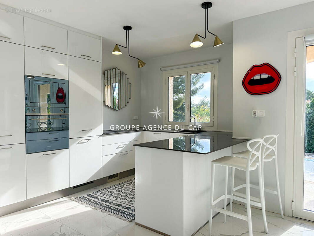 À vendre villa de 140m², 7pièces comprenant 5 chambres avec piscine, située aux issambres - photo 7