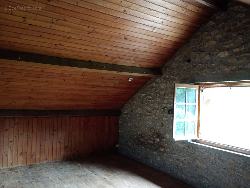 Maison à SAINT-HILAIRE-LE-CHATEAU