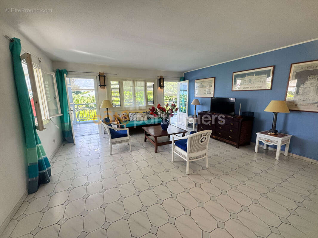À VENDRE -Superbe appartement double T3  meublé de 82 m² avec grande terrasse-Saint-François - photo 4