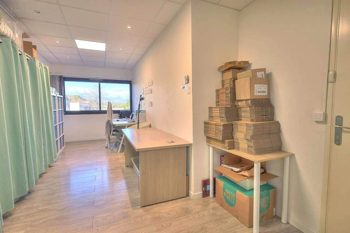 Commerce à VALLAURIS