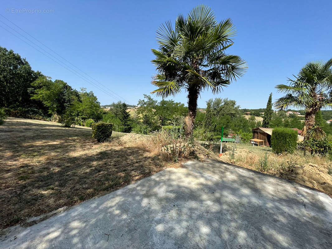 A MIREMONT, dans le centre du village, terrain de 1381 m² constructible. - photo 3