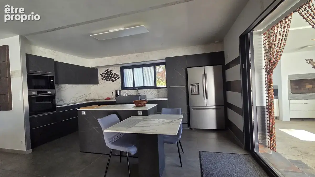 A vendre - cers - villa plain-pied de 172 m2 de type 5 sur 700 m2 de terrain avec piscine et garage - photo 6