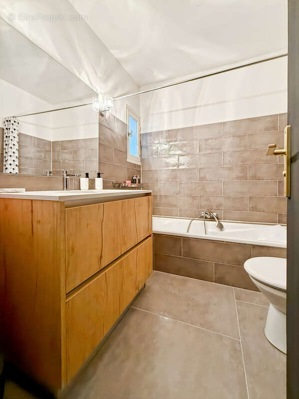Propriété de 457 m2 + Piscine avec Pool House + 4 garages sur 5500 m2. - photo 22