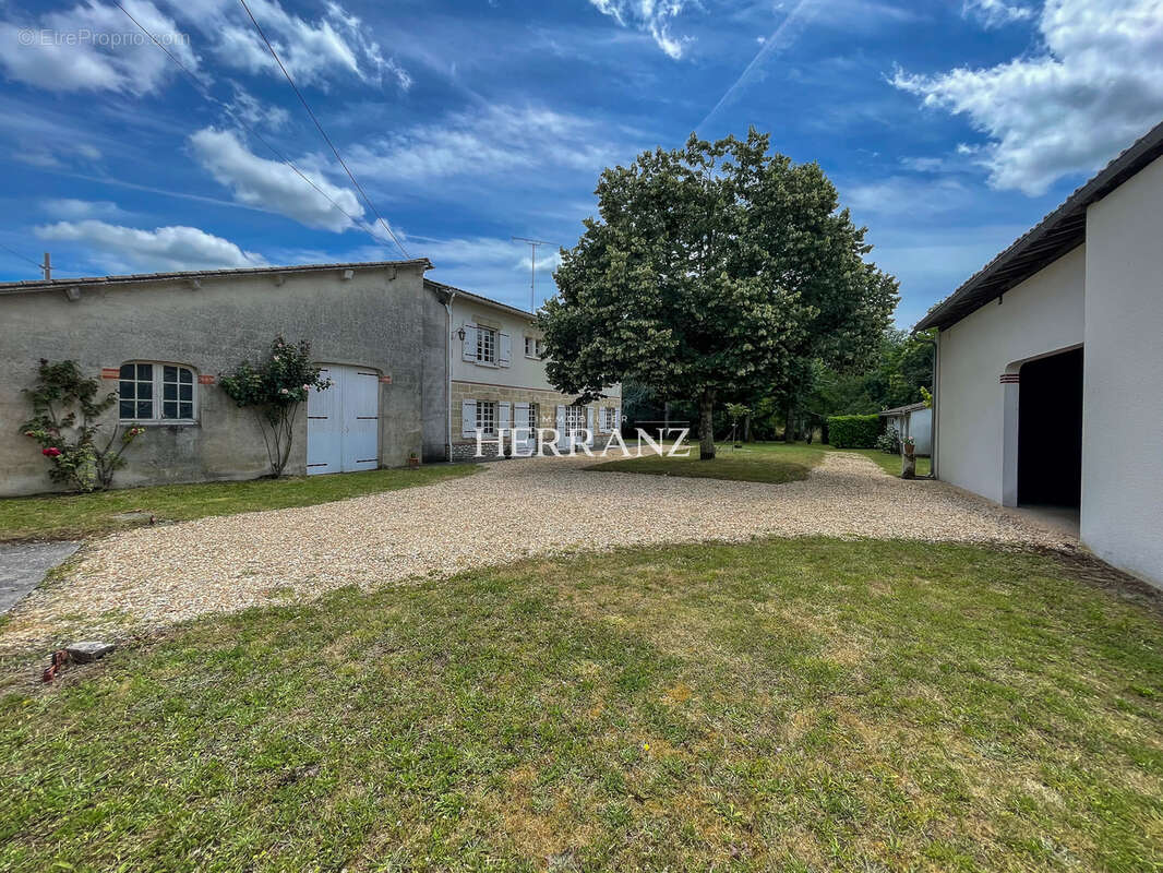Maison à COUTRAS