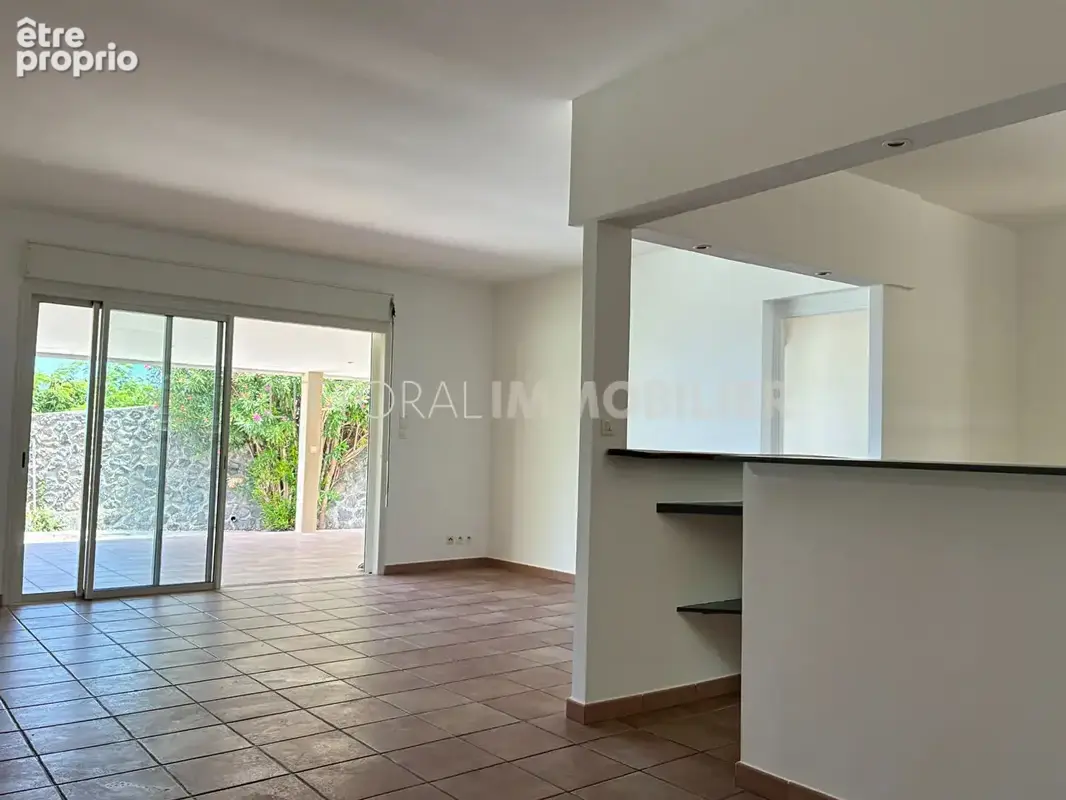Villa F5 avec piscine édifiée sur une parcelle de 901 m2 à Saint Leu - photo 2