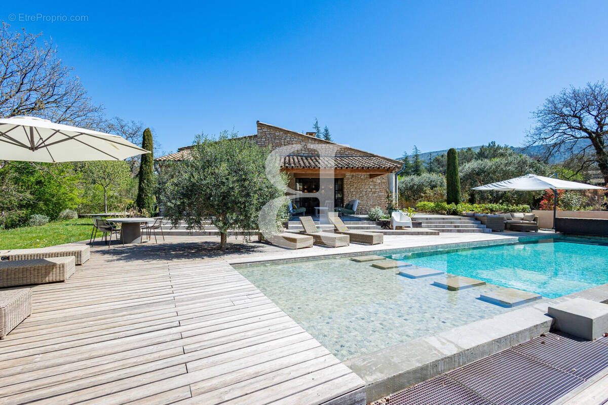 Maison à MENERBES