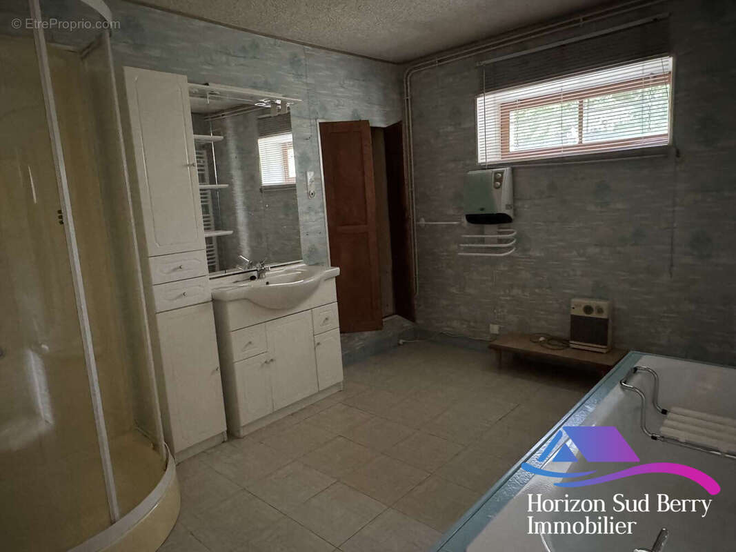 Salle de bain avec douche - Maison à SAINT-SATURNIN