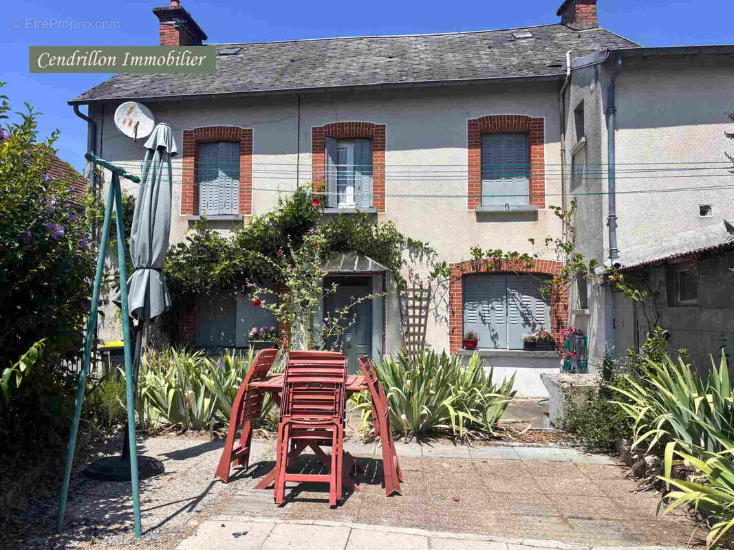 Maison de bourg en pierres, indépendante, 80m2 habitable de suite, avec cour et atelier. - photo 8