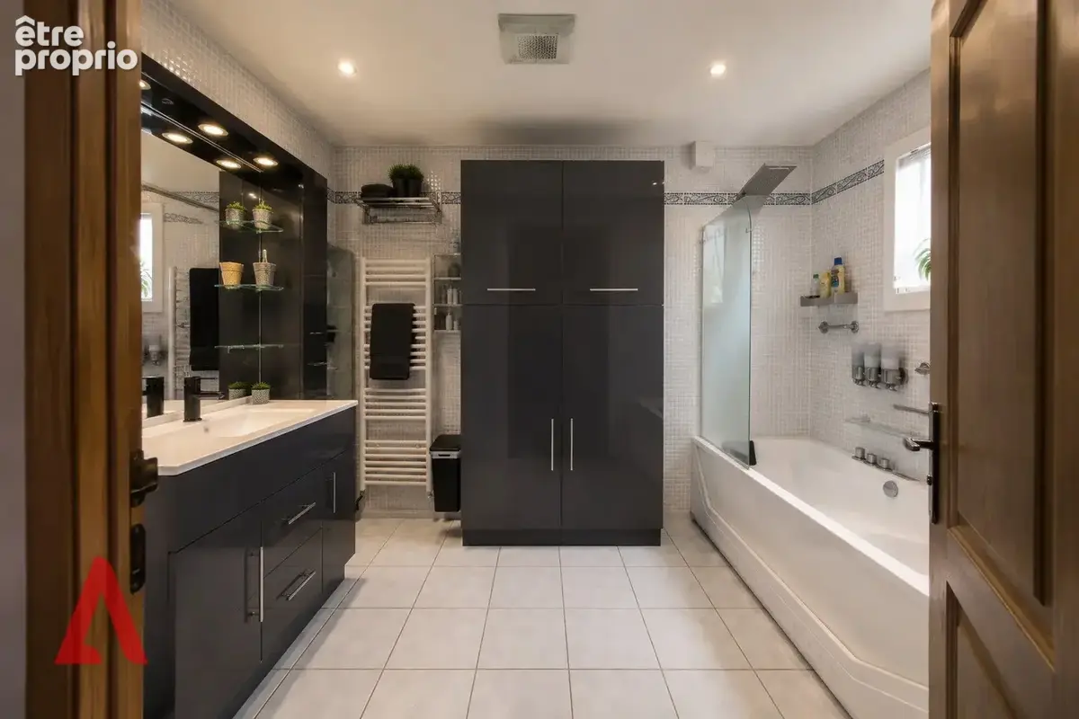 Coup de cur à Margon : villa avec piscine, jardin et logement indépendant  315 000  - photo 8