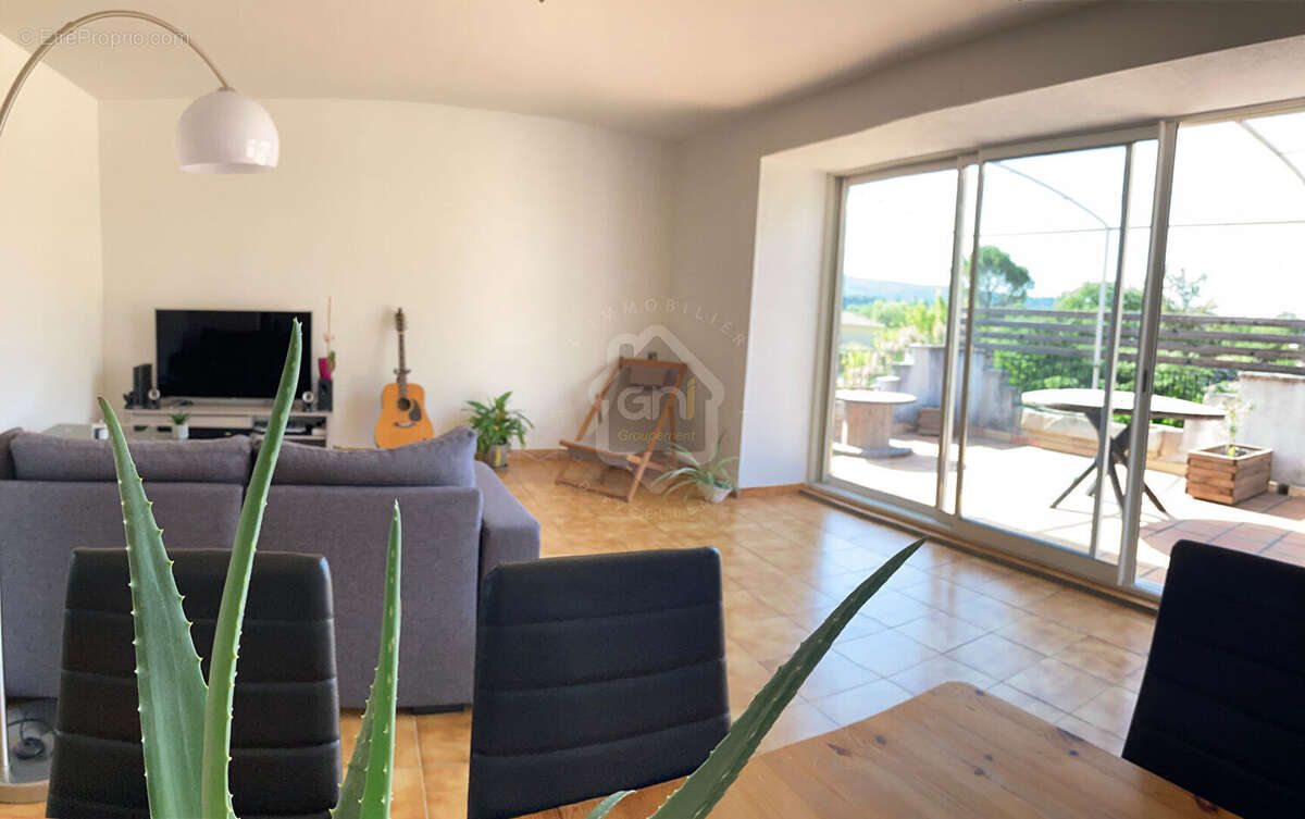 Appartement à PERNES-LES-FONTAINES