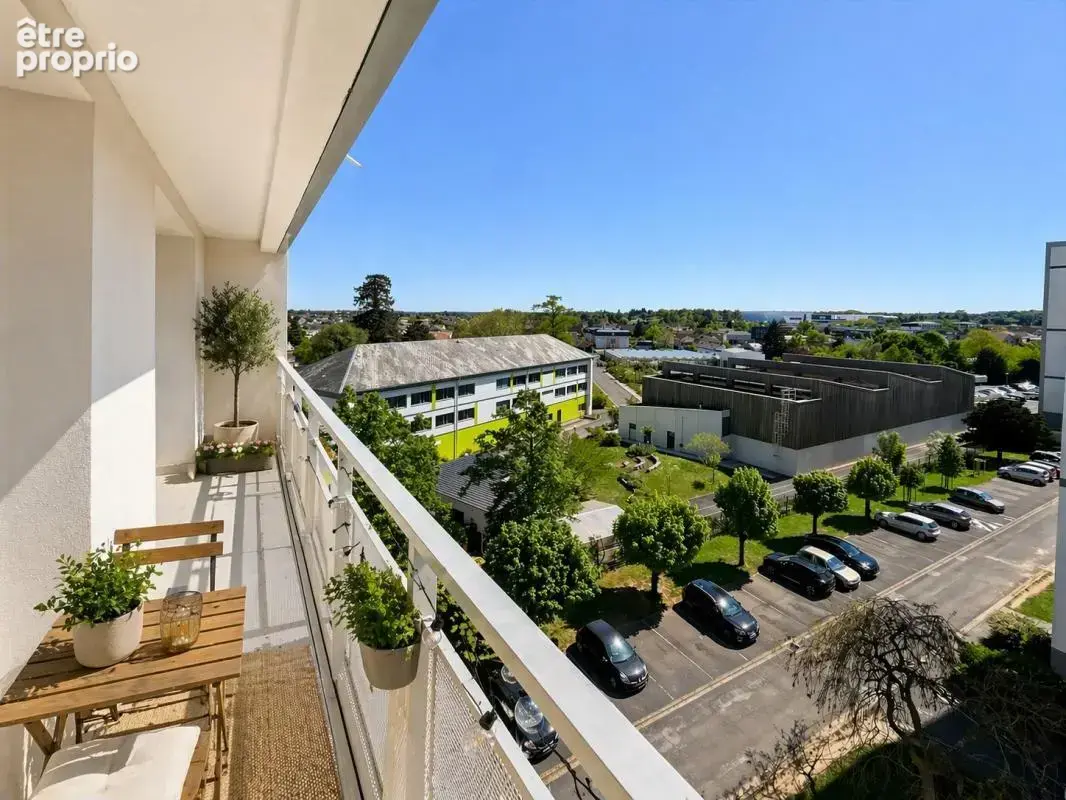 Appartement T3/T4 Orléans 71m²  Balcon & Vue 6e étage  Proche Tram & Commerces  Ravalement récent  Possibilité 3 chambres  Idéal - photo 4