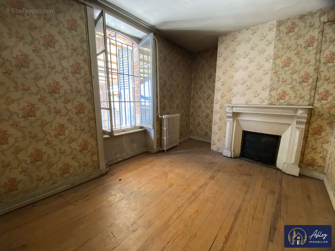 Immeuble 186 m² BORT-LES-ORGUES - Appartement à BORT-LES-ORGUES