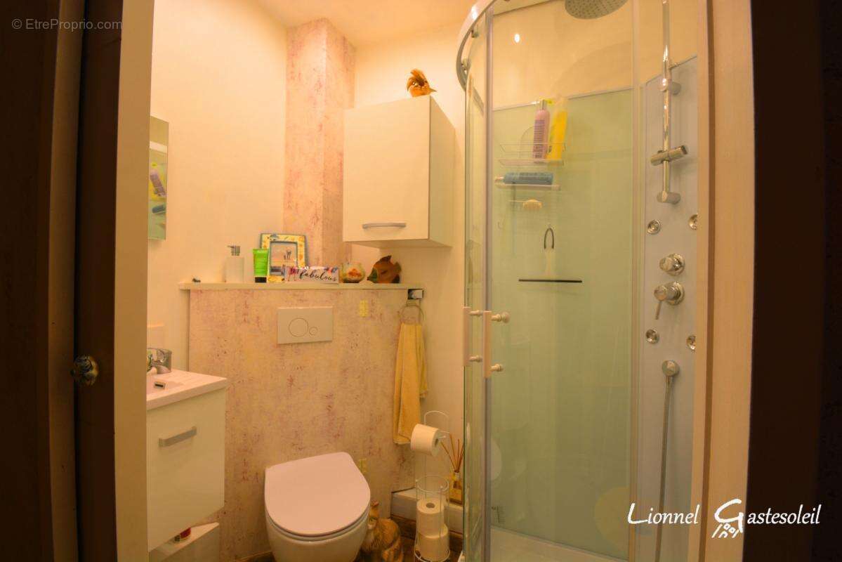 Immeuble rénové avec local commercial sur la commune de Sainte Foy la Grande (33) - photo 10