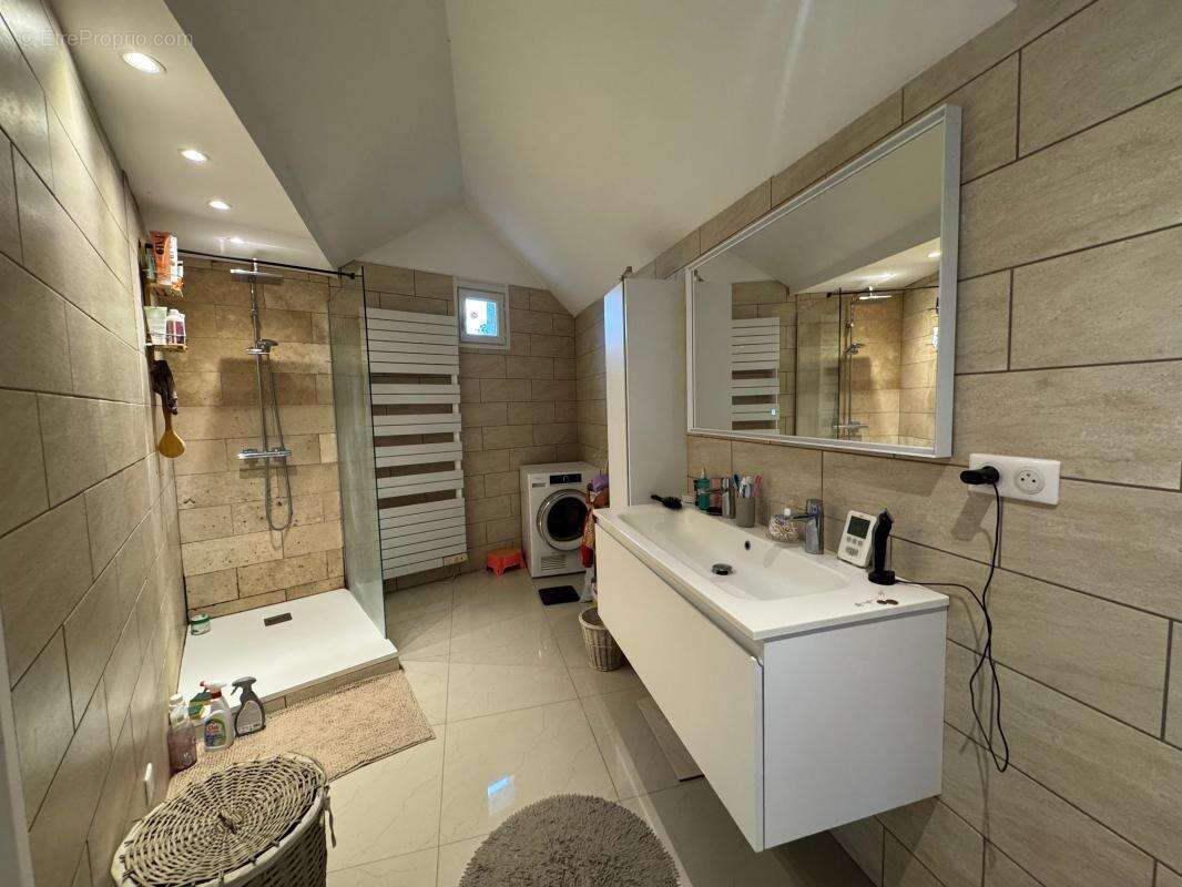 Maison à MAIGNELAY-MONTIGNY