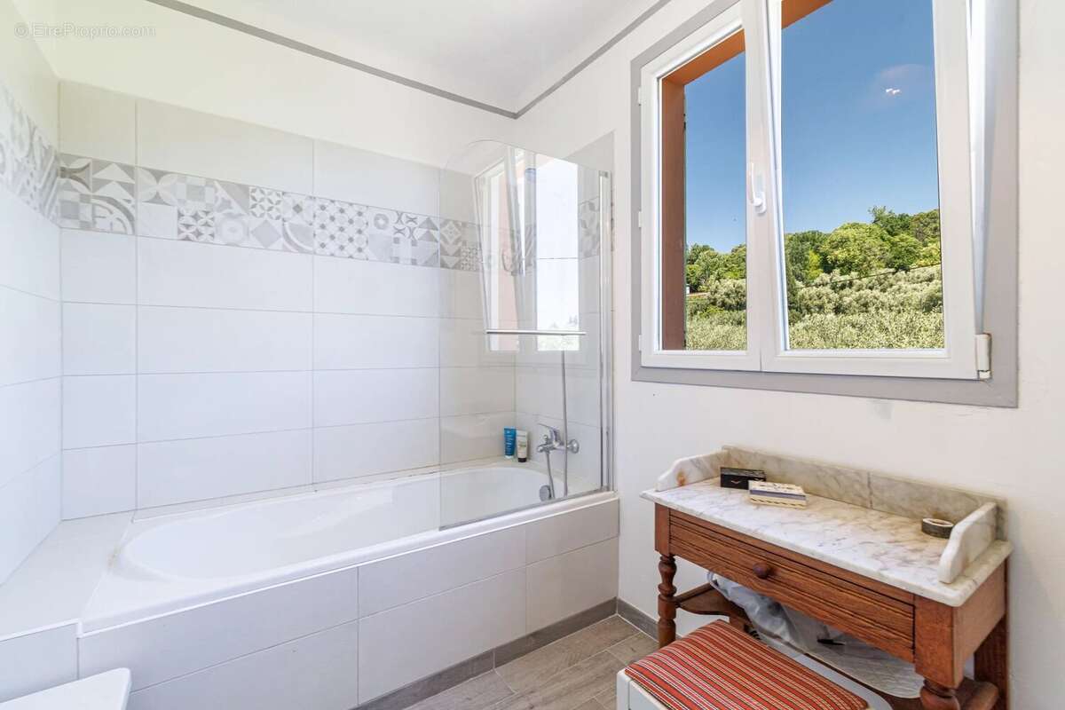 Maison à CHATEAUNEUF-GRASSE
