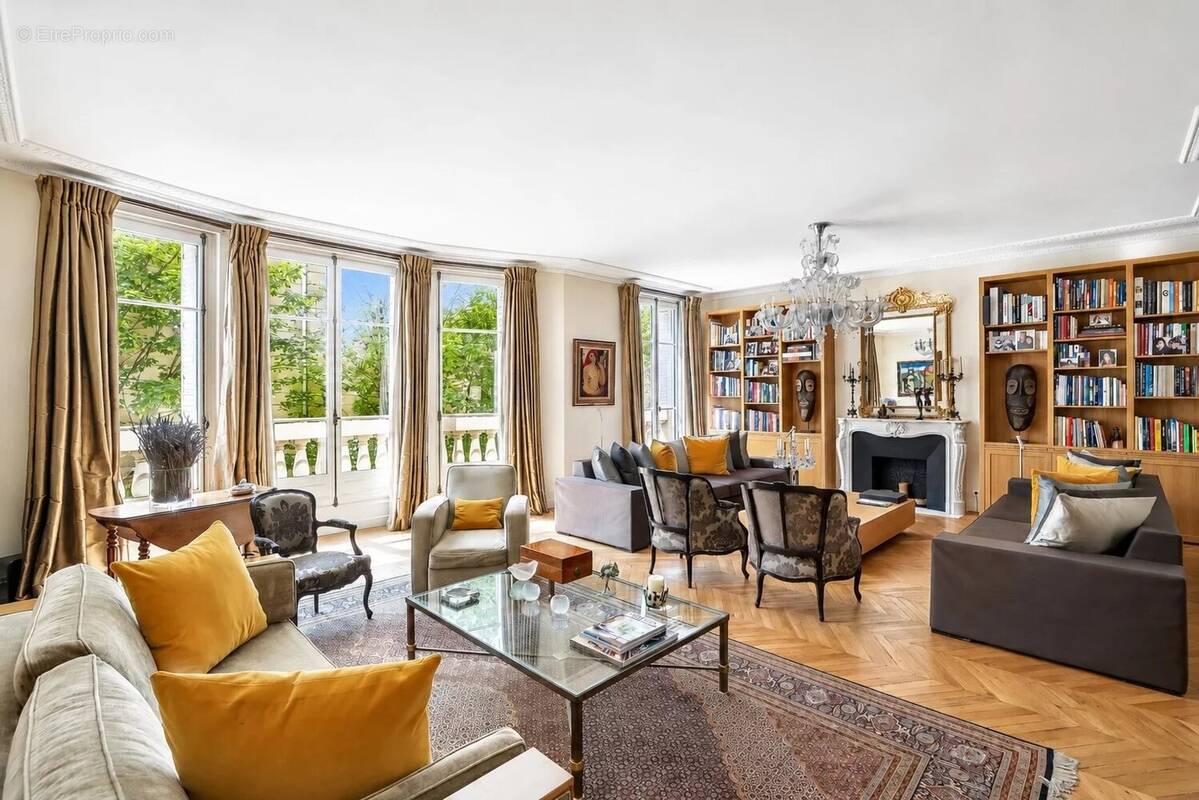 Appartement à PARIS-16E