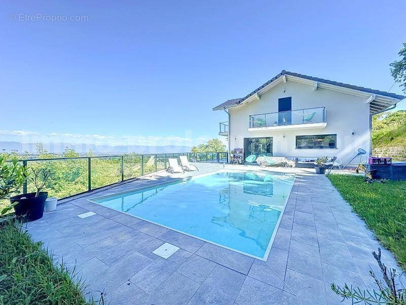 Magnifique_maison_architeque_individuelle_cranves_sales_calme_frontiere_suisse_geneve_proche_ecole_bus_ceva_piscine_ terrain_salon_sejour_cuisine_couloir_chambre_cuisine_salle_de_bain_dressing_terrain_jardin_piscine - Maison à CRANVES-SALES