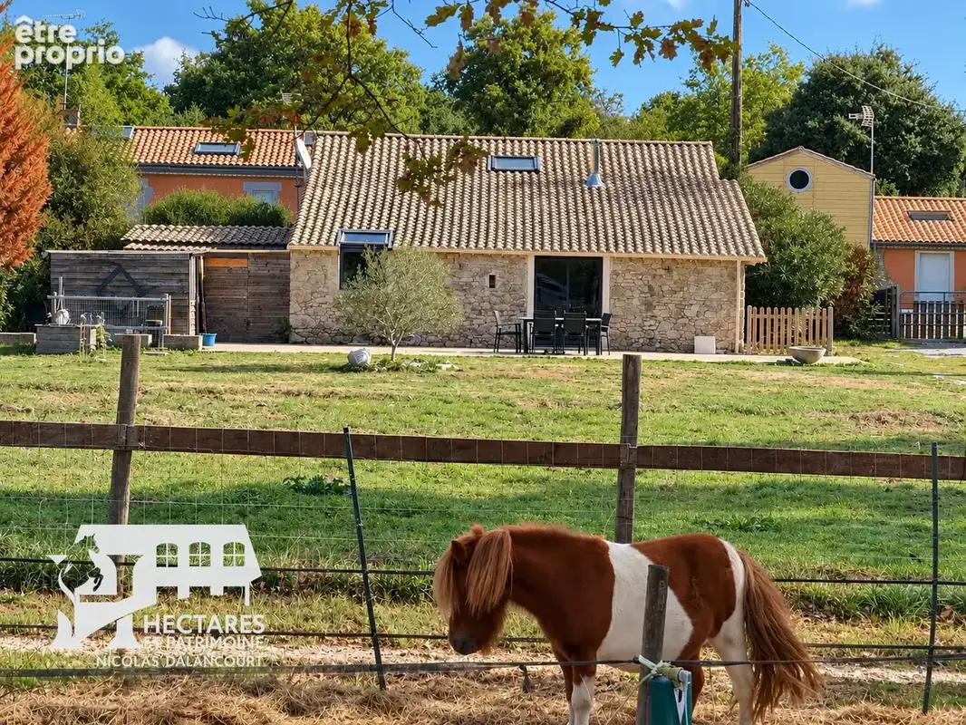 Propriété équestre   9 hectares   maison 134 m2   manège   carrière   écuries - photo 1
