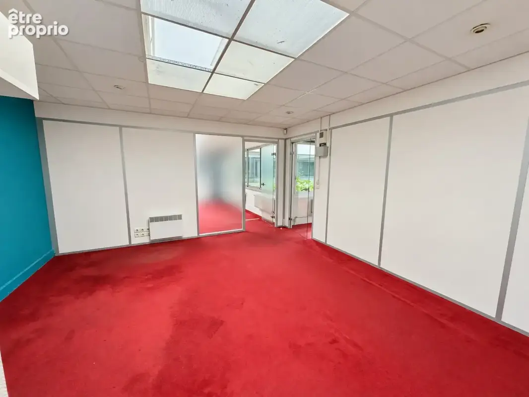 Bureaux / local commercial à vendre – Convention – Vitrine sur rue et 5 parkings - photo 4