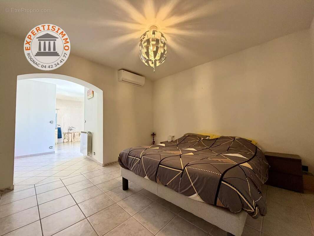 Saint esteve - plain-pied familial d'environ 150 m² – piscine – double garage – terrain de 682 m² - photo 8