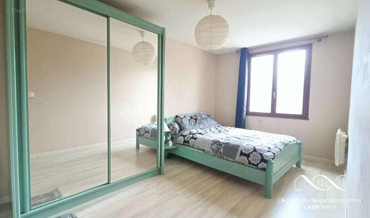 Maison à SAINT-DENIS-DE-L'HOTEL