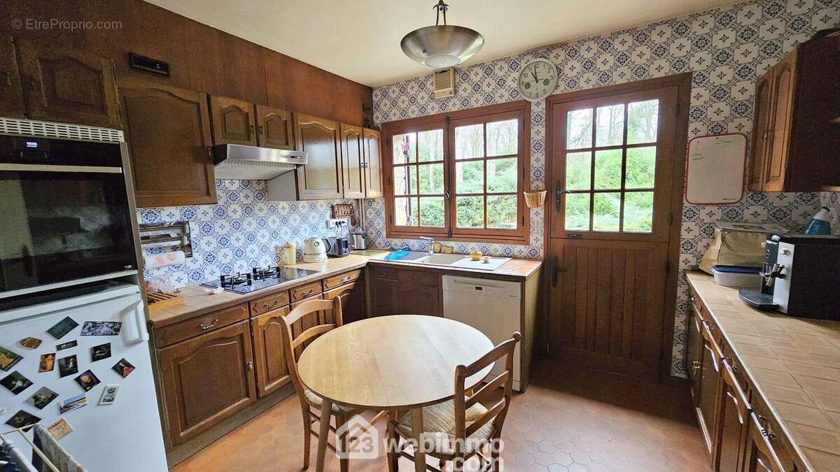 Une cuisine de 10 m² avec un accès sur la seconde terrasse. - Maison à NOISY-SUR-ECOLE