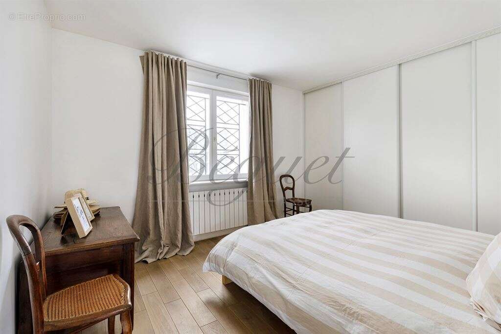 Maison à MARNES-LA-COQUETTE