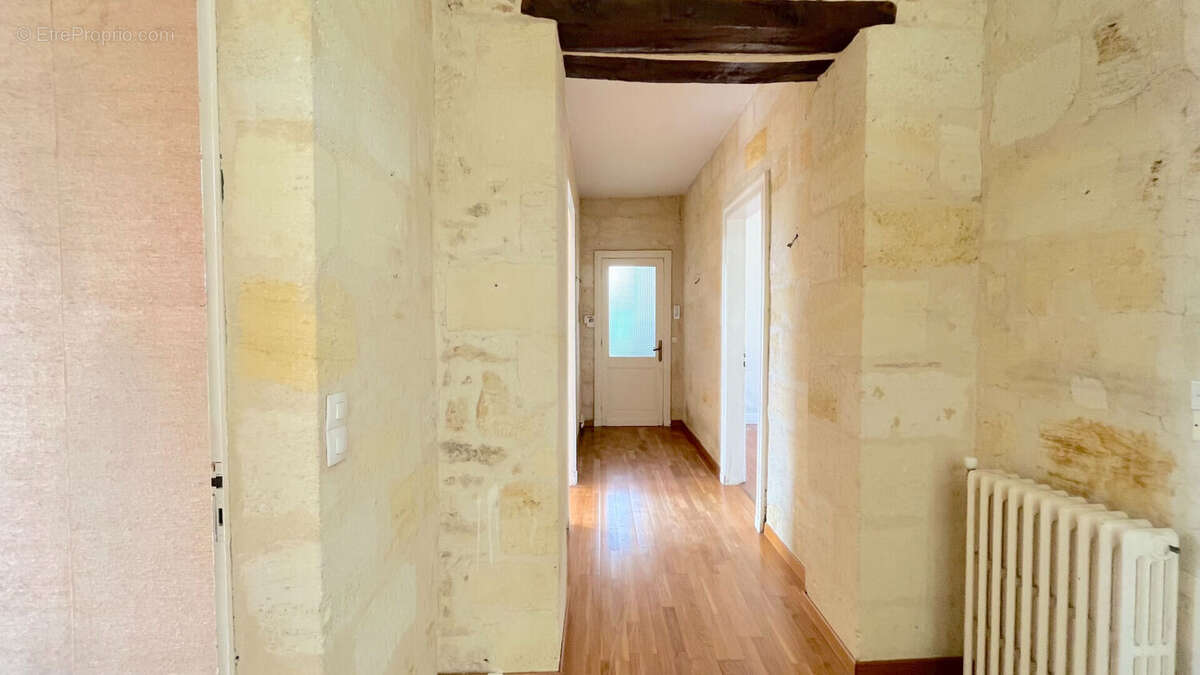A vendre maison en pierre de 317 m2 avec jardin et dépendances - secteur blaye - photo 3